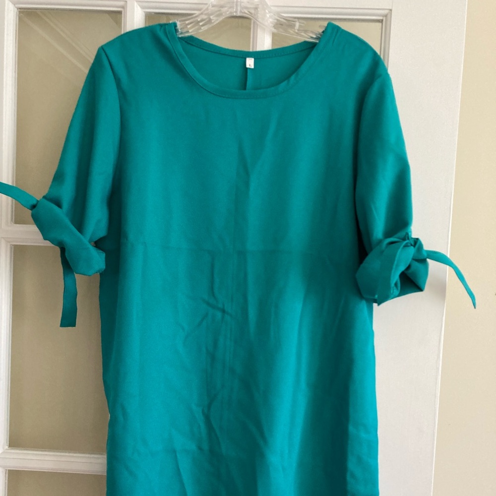 Emerald green dress.  Size Large.  Roll-up sleeves with ties.  Very cute!